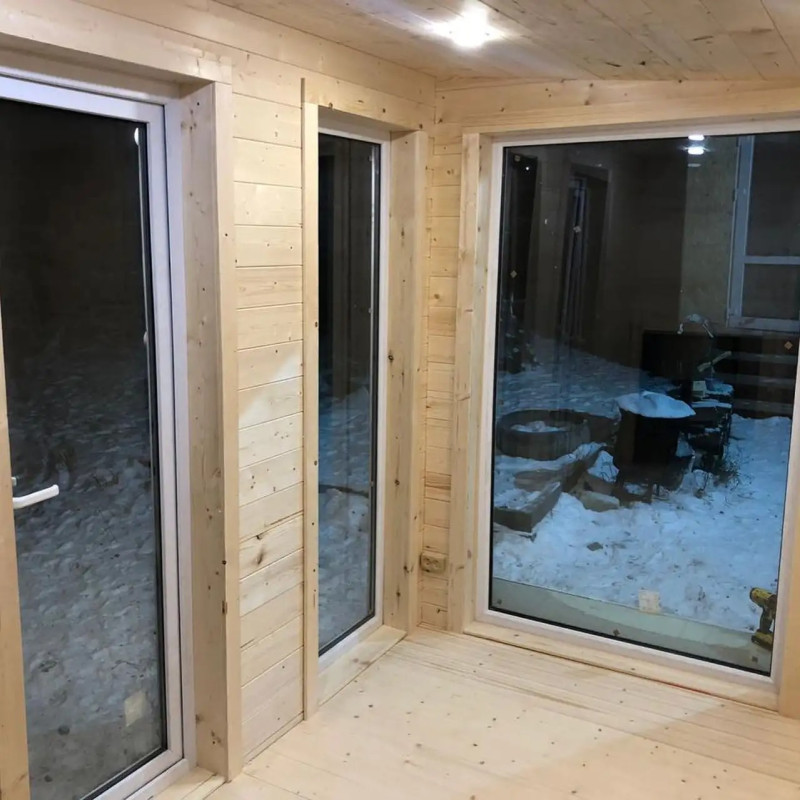 Каркасная баня 4x2,5 метра с витражным фасадом